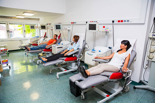 young women is going to donate blood in  blood bank - bloedbank stockfoto's en -beelden