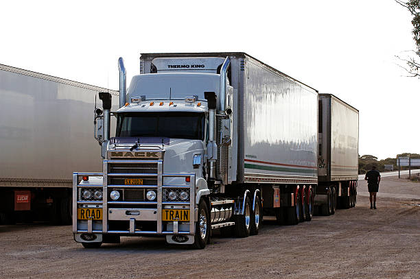 parking dla ciężarówek ogromny australijski - asphalt truck transportation mode of transport zdjęcia i obrazy z banku zdjęć
