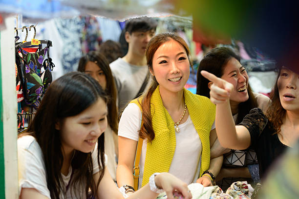 hong kong «marché de nuit» - crowd kowloon peninsula multi colored photos et images de collection