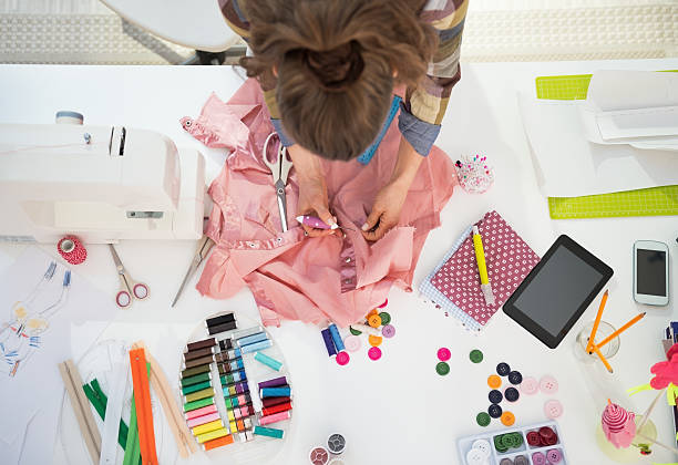 sarta lavorando in studio - sewing women tailor textile foto e immagini stock