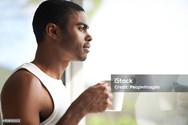 Tranquilidade Xícara De Café Da Manhã - Fotografias de stock e mais imagens de Homens - Homens, Vista Lateral, Olhar Através da Janela