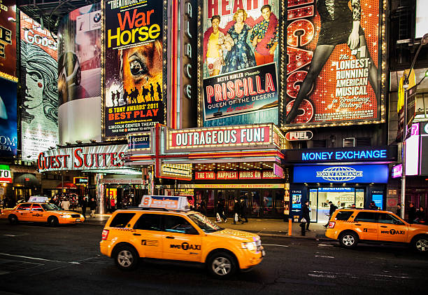 broadway - taxi new york city traffic busy imagens e fotografias de stock