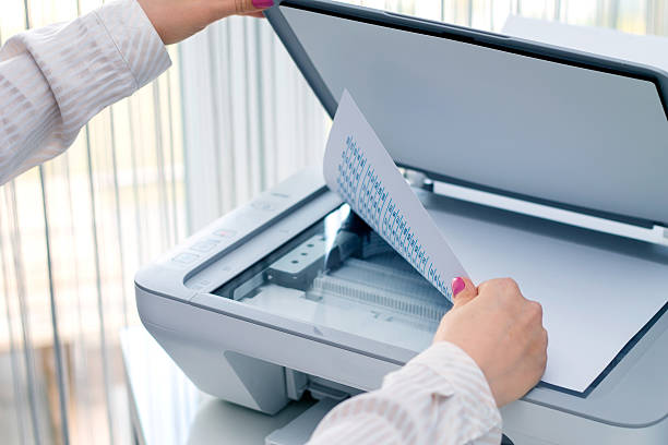 mulher com alguns documentos no local de trabalho - print computer printer printout push button imagens e fotografias de stock