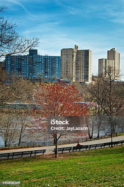 La Vida Urbana El Hombre Solo En Paisaje De Panorama De La Ciudad De Nueva York Foto de stock y más banco de imágenes de Ciudad de Nueva York