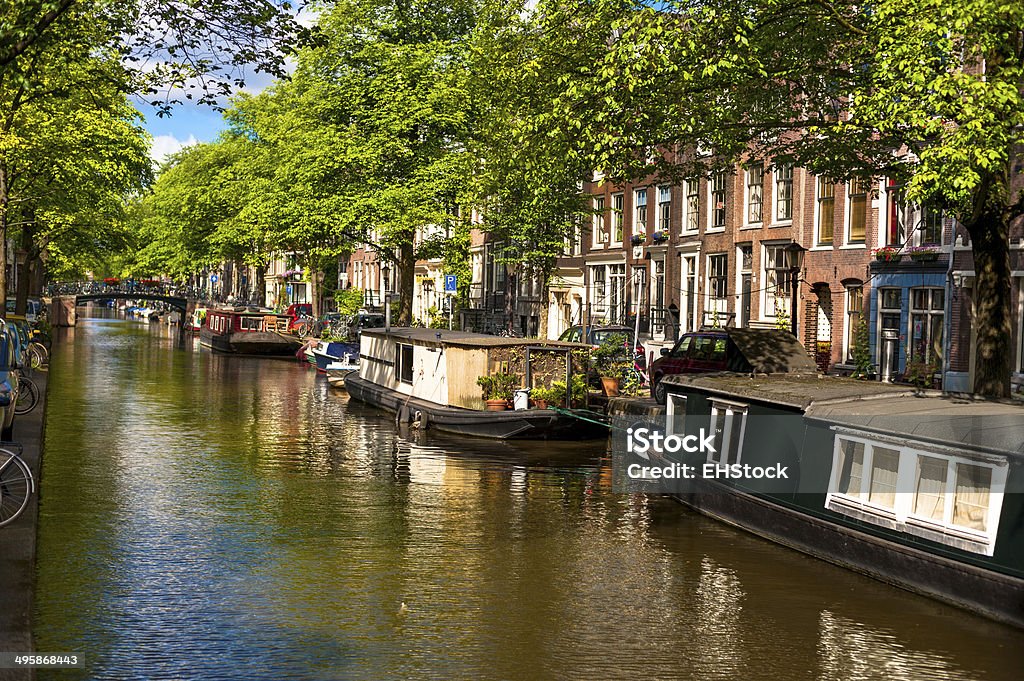 Houseboats en Amsterdam Canal - Foto de stock de Agua libre de derechos