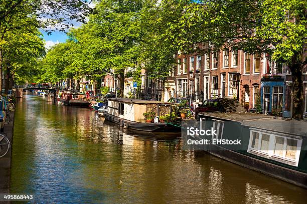 Houseboats En Amsterdam Canal Foto de stock y más banco de imágenes de Agua - Agua, Aire libre, Andar en bicicleta