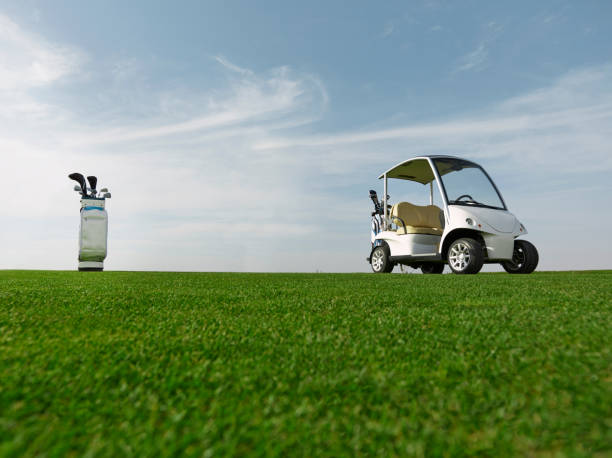 parcours de golf - golf cart golf bag horizontal outdoors photos et images de collection