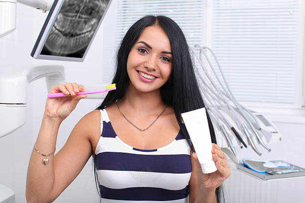ヘルシーな歯の概念です。 - smiling human teeth toothbrush moving up ストックフォトと画像