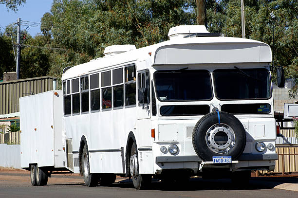 le vieux bus transformé en caravane - motor home park camping luxury photos et images de collection