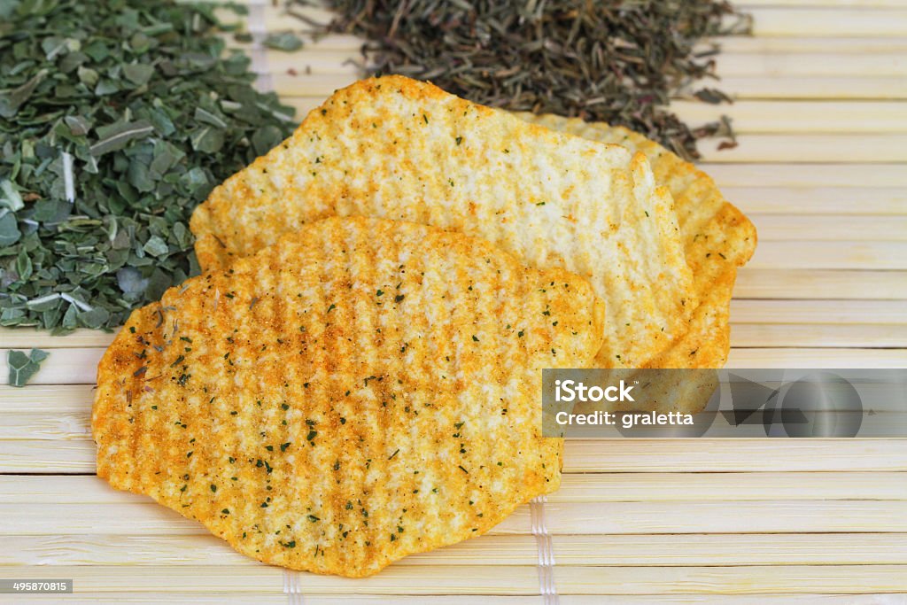 Gebackene Kartoffel-Chips mit mediterranen Kräutern - Lizenzfrei Ausgedörrt Stock-Foto