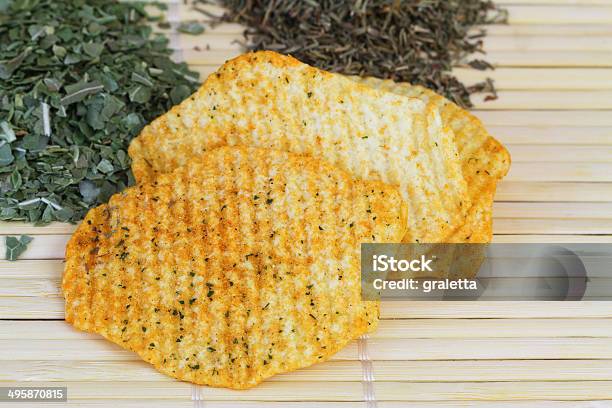 Foto de Batata Chips Assada Com Ervas Mediterrâneo e mais fotos de stock de Alecrim - Alecrim, Alimentação Não-saudável, Assado no Forno