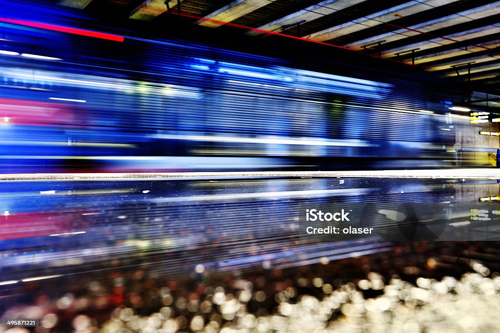 Zug spiegelt sich in Wasser in eine Pfütze - Lizenzfrei Abschied Stock-Foto