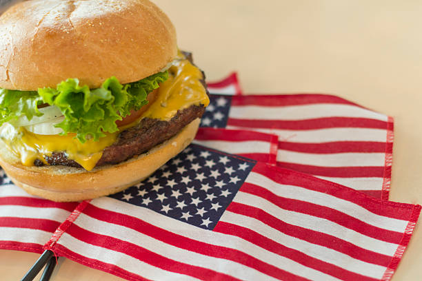 cheeseburger drapeau américain - americanized photos et images de collection
