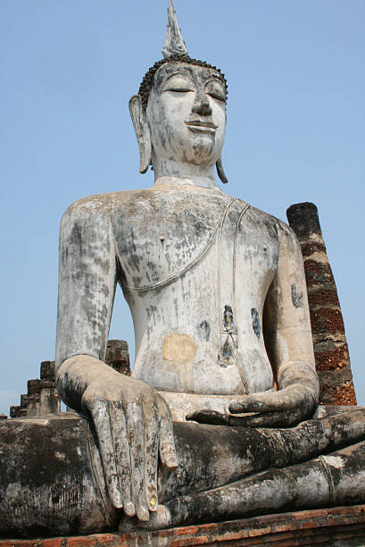 buddhastatue aus stein - skulpture photos et images de collection