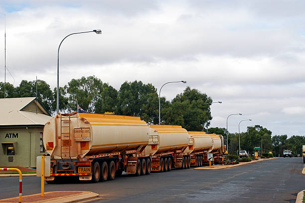 ogromna ciężarówka przez - asphalt truck transportation mode of transport zdjęcia i obrazy z banku zdjęć