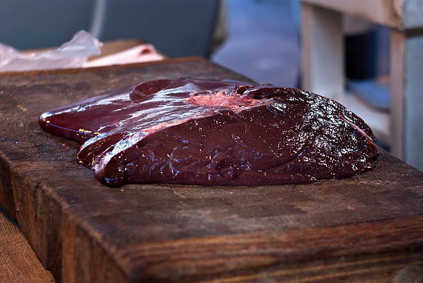 Foie sur une planche à découper - Photo