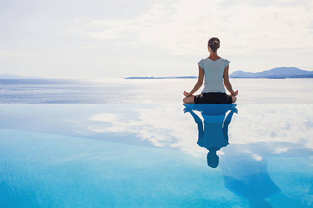 jovem mulher meditar - water lotus imagens e fotografias de stock