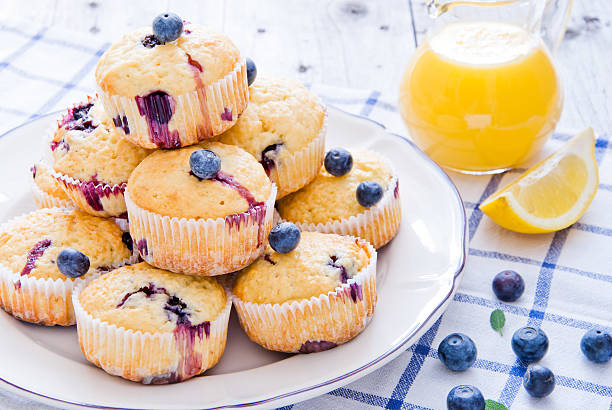 черничный кексы - muffin cake cupcake blueberry muffin стоковые фото и изображения