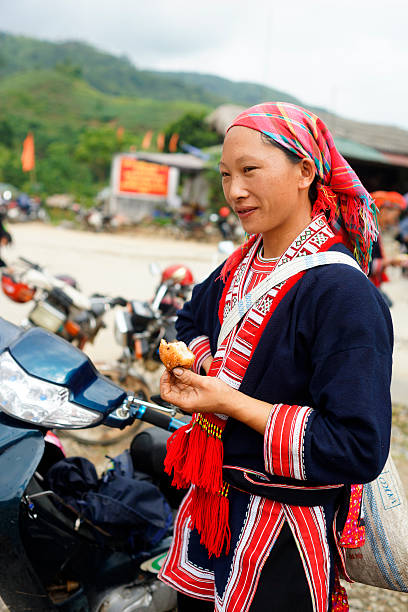 Ethnic groups in Nam market Ha Giang, Vietnam - September 20, 2015: Unidentified people of diferent ethnic groups in Lung Phin market. Lung Phin market is one of the most typical hill tribe markets in Vietnam. bac ha market stock pictures, royalty-free photos & images