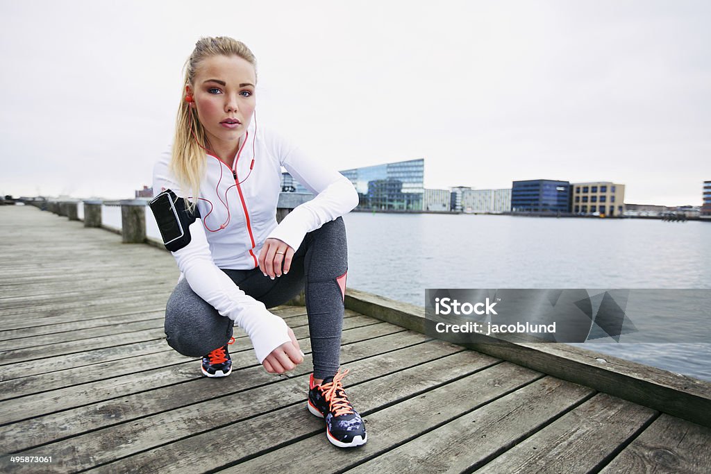 Confiante femme regardant ensemble en plein air - Photo de 20-24 ans libre de droits