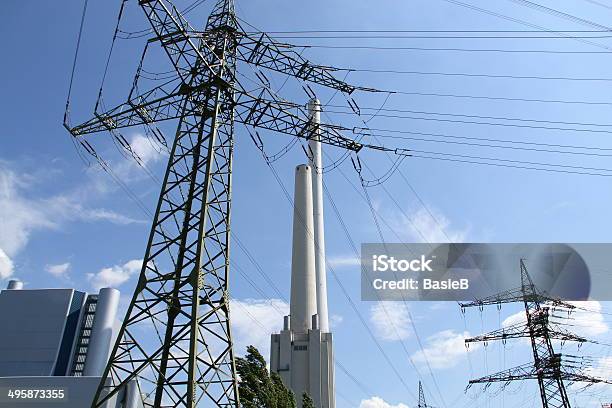High Voltage Tower Und Zwei Kamine Stockfoto und mehr Bilder von Blau - Blau, Elektrizität, Energieindustrie