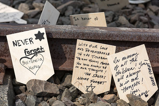 día internacional de conmemoración de las víctimas del holocausto - birkenau fotografías e imágenes de stock