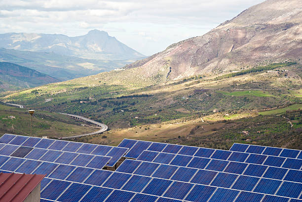 Vue de panneaux solaires dans le Madonie montagnes - Photo