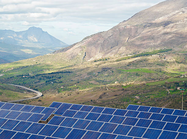 Vista de painéis solares nas montanhas Madonie - fotografia de stock