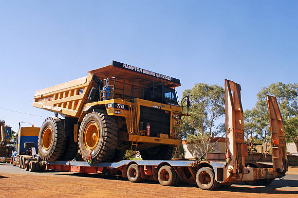 transportu duży dumper ciężarówka na drodze - asphalt truck transportation mode of transport zdjęcia i obrazy z banku zdjęć