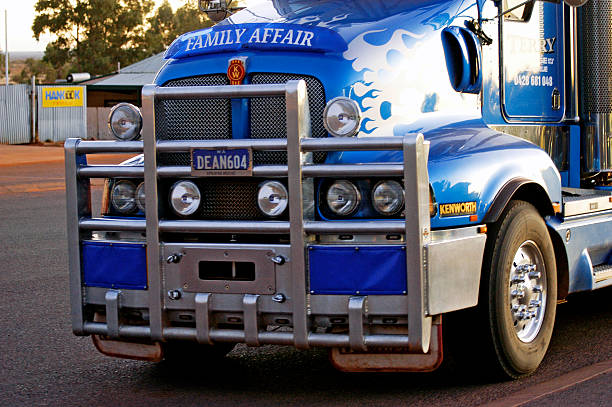 australijski strażacki zaparkowany w centrum leonora - asphalt truck transportation mode of transport zdjęcia i obrazy z banku zdjęć
