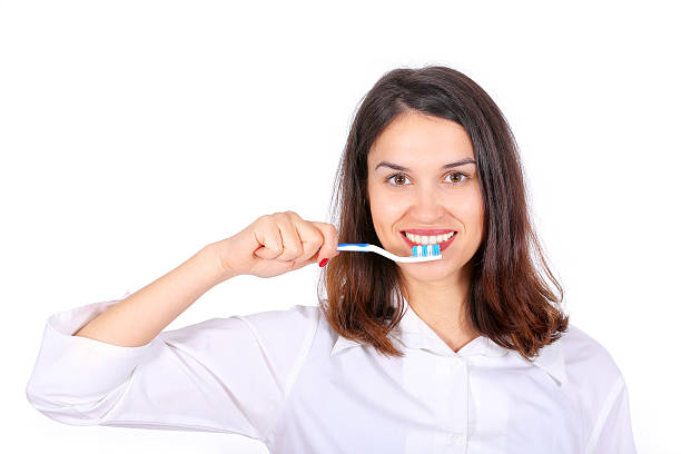 femme avec une brosse à dents - smiling human teeth toothbrush moving up photos et images de collection