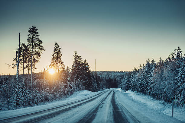 road in fluss norrland schweden im winter - norrland stock-fotos und bilder