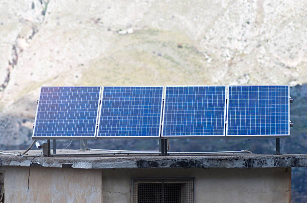 Vue de panneaux solaires dans le Madonie montagnes - Photo