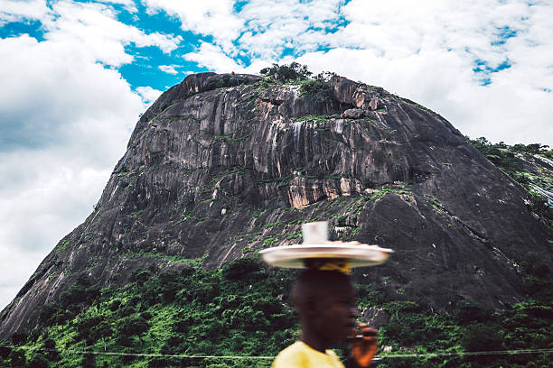 grande monolith rocha perto de abuja. - nigeria africa abuja landscape imagens e fotografias de stock