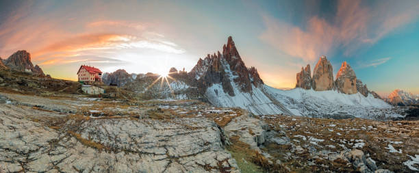 panorama dreizinnenhütte-rifugio antonio locatelli - tirol rock gravel mountain peak - fotografias e filmes do acervo