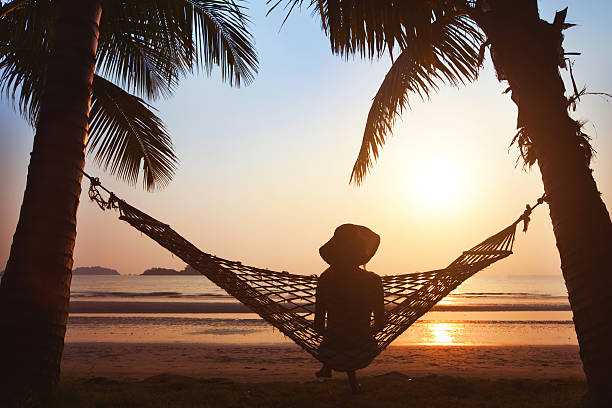 silhouette de femme en chapeau - retirement beach women vacations photos et images de collection