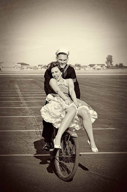 a segunda guerra mundial navy homem e sua linda mulher em uma bicicleta - polka dot fotos - fotografias e filmes do acervo