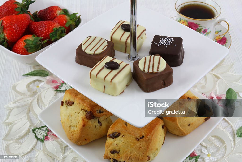 Bandeja de Bolo com scones e chocolates - Foto de stock de Alimentação Não-saudável royalty-free