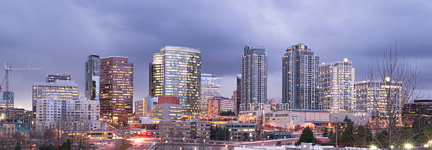 lumières de la ville au centre-ville de bellevue, dans l'état de washington, états-unis - bellevue washington state photos et images de collection