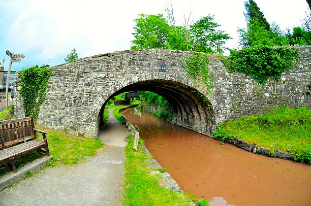 monmouthshire & brecon canal - wales brecon beacons bridge footpath - fotografias e filmes do acervo