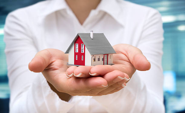 istock Real Estate Agent deliver house 495916011