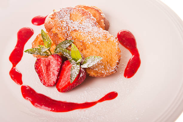 toast alla francese con fragole - french toast toast french culture syrup foto e immagini stock