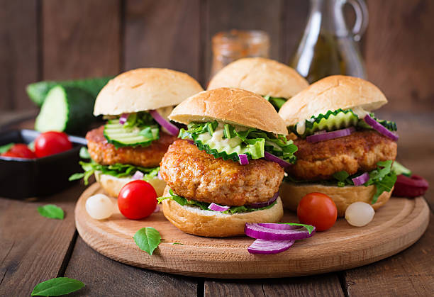 bife hambúrgueres de frango picante estilo asiático-a sanduíche - turkey burger imagens e fotografias de stock