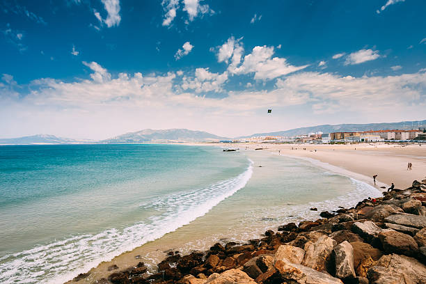 coast in der nähe von resort und stadt von tarifa, andalusien, spanien - tarifa stock-fotos und bilder