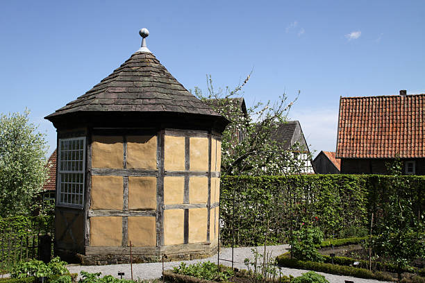 gazebo a metà timbered costruzione - kleingarten foto e immagini stock