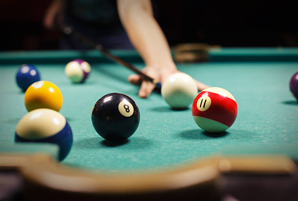 człowiek gry bilardowe - pool game snooker pub sport zdjęcia i obrazy z banku zdjęć