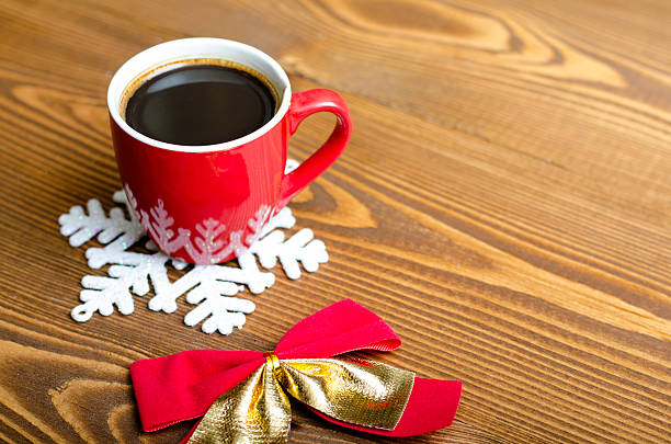 чашка кофе, снежинки и рождественские бантом. - bow christmas ribbon red стоковые фото и изображения