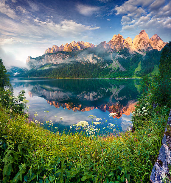 sole estivo di mattina sul lago gosausee vorderer - mountain austria european alps landscape foto e immagini stock