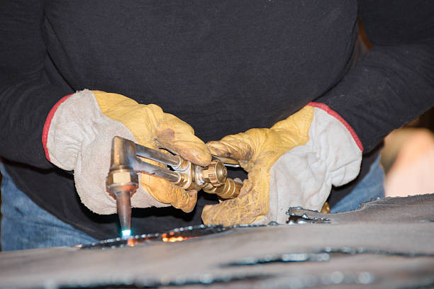 웰더-상석 female 잘라냄 금속면의 6.nef - craft welding torch female welder 뉴스 사진 이미지