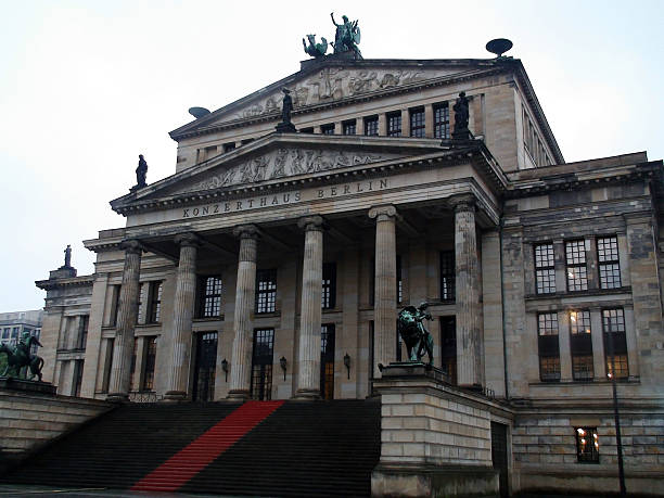 берлинский драматический театр на gerndermamarkt берлин, германия, европа - berlin germany gendarmenmarkt schauspielhaus germany стоковые фото и изображения